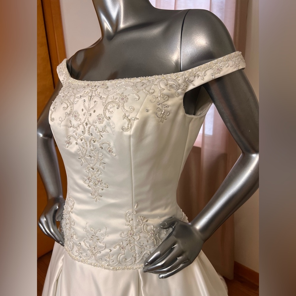 Elegant Off-Shoulder Ivory Embroidered Ball Gown - Picture 4 of 10